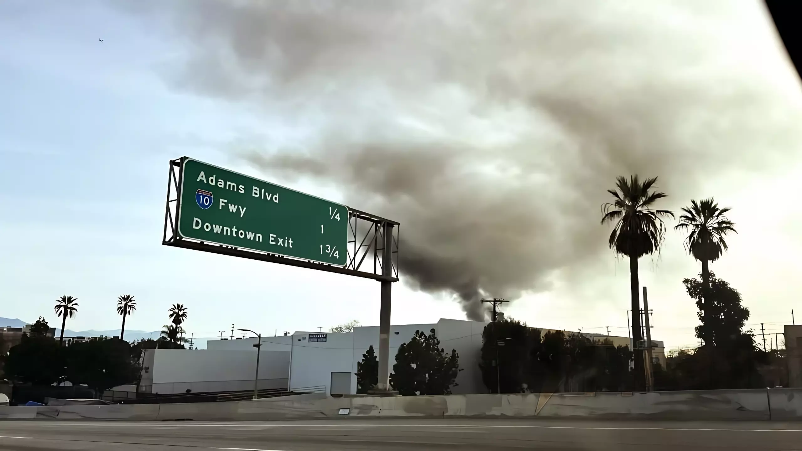 В Лос-Анджелесе произошел пожар на заводе по переработке каннабиса, в результате которого город окутан густым облаком дыма.