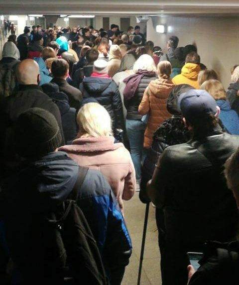 Фото дня: власти Москвы «борются» с коронавирусом на входе в метро