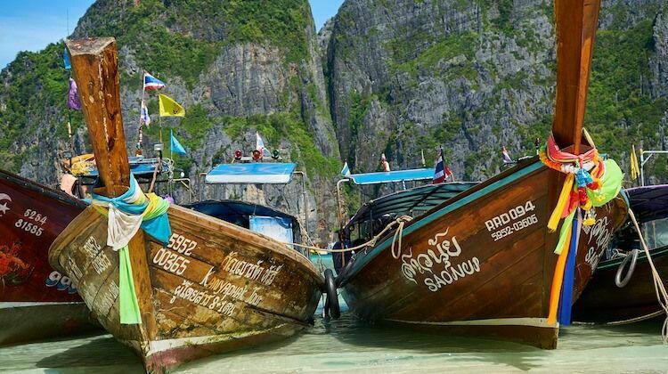 В Таиланде запретили солнцезащитные кремы, повреждающие кораллы