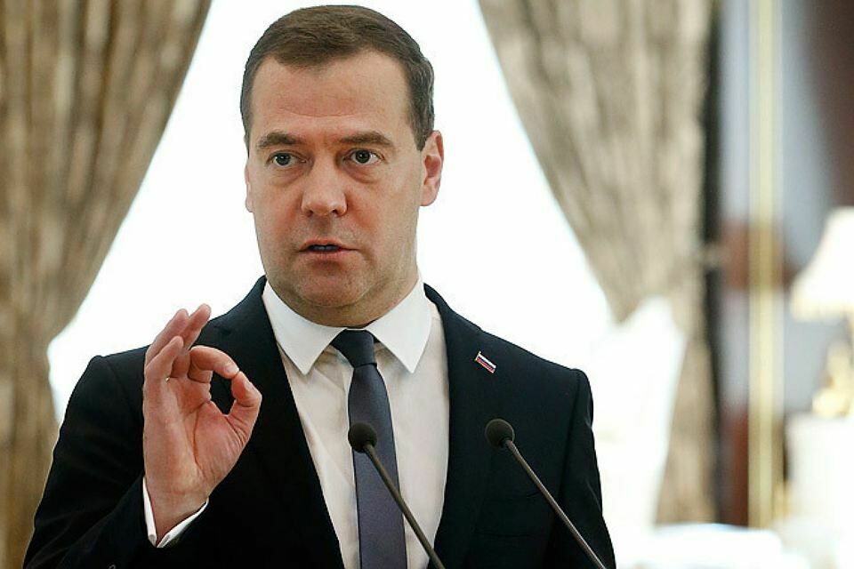 Медведев призвал единороссов не злоупотреблять сленгом