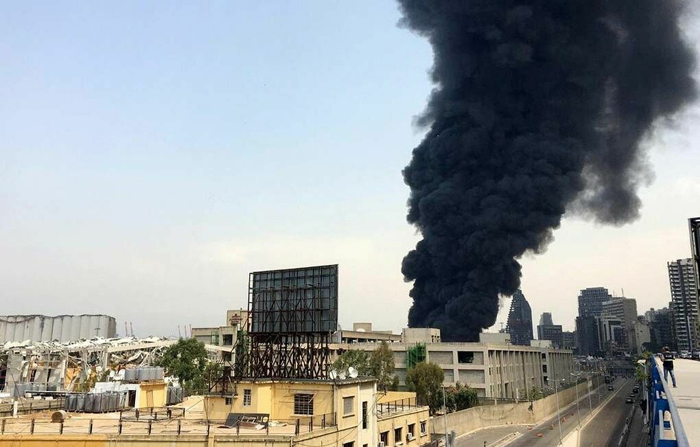 В порту Бейрута, где месяц назад произошел мощный взрыв, снова пожар