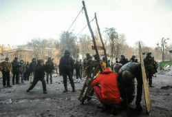 Оппозиционеры починили катапульту в центре Киева (прямая трансляция)