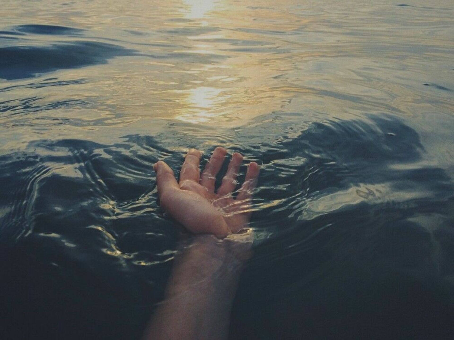 Таня утонула. Тонущая рука. Тонет в море. Тонущий человек.