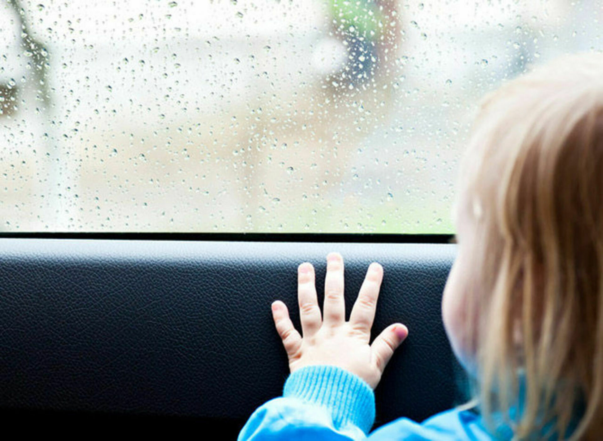 Девочка забылась. Машина для детей. Ребенок в окне автомобиля. Детская рука на окне. Дети в окне машины.