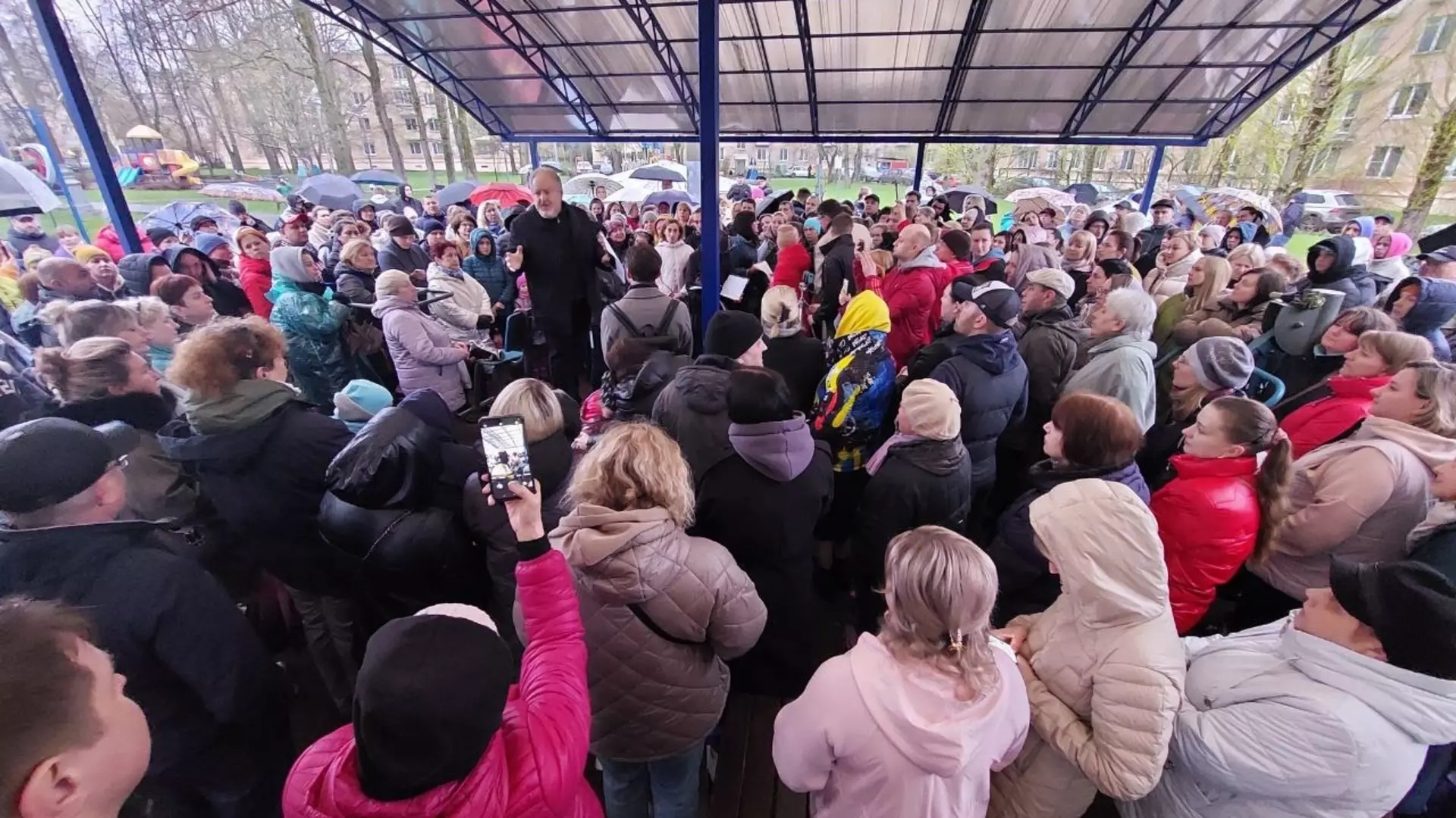 Школы — под ковш. В Москве реновационный дом собрались строить на «головах  детей»