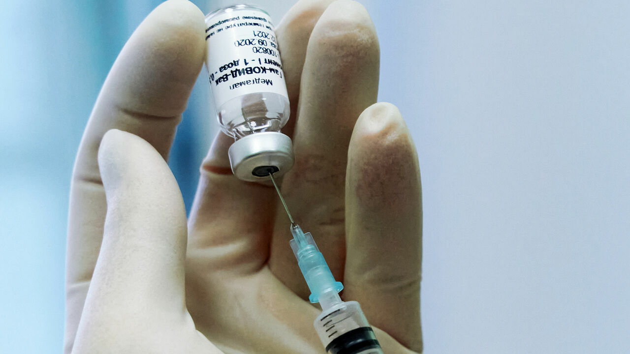 Разработчики "ЭпиВакКороны" заявили, что их вакцина эффективнее "Спутника V"