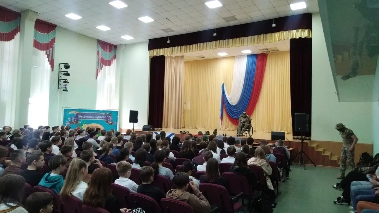 Встреча морпехов с детьми во владивостокской школе