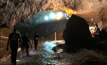 Илон Маск привез в Таиланд мини-подлодку для спасения детей из пещеры