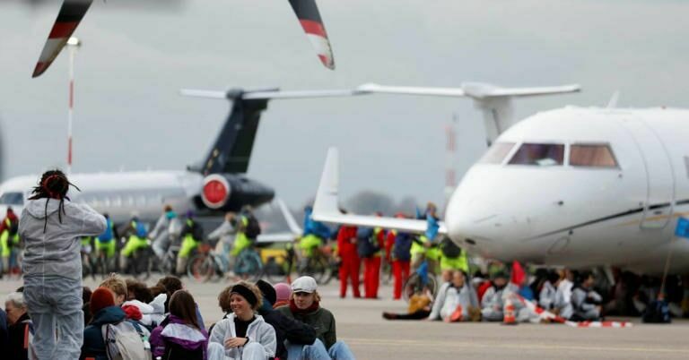Экооактивисты заблокировали вылет частных самолетов в аэропорту Амстердама