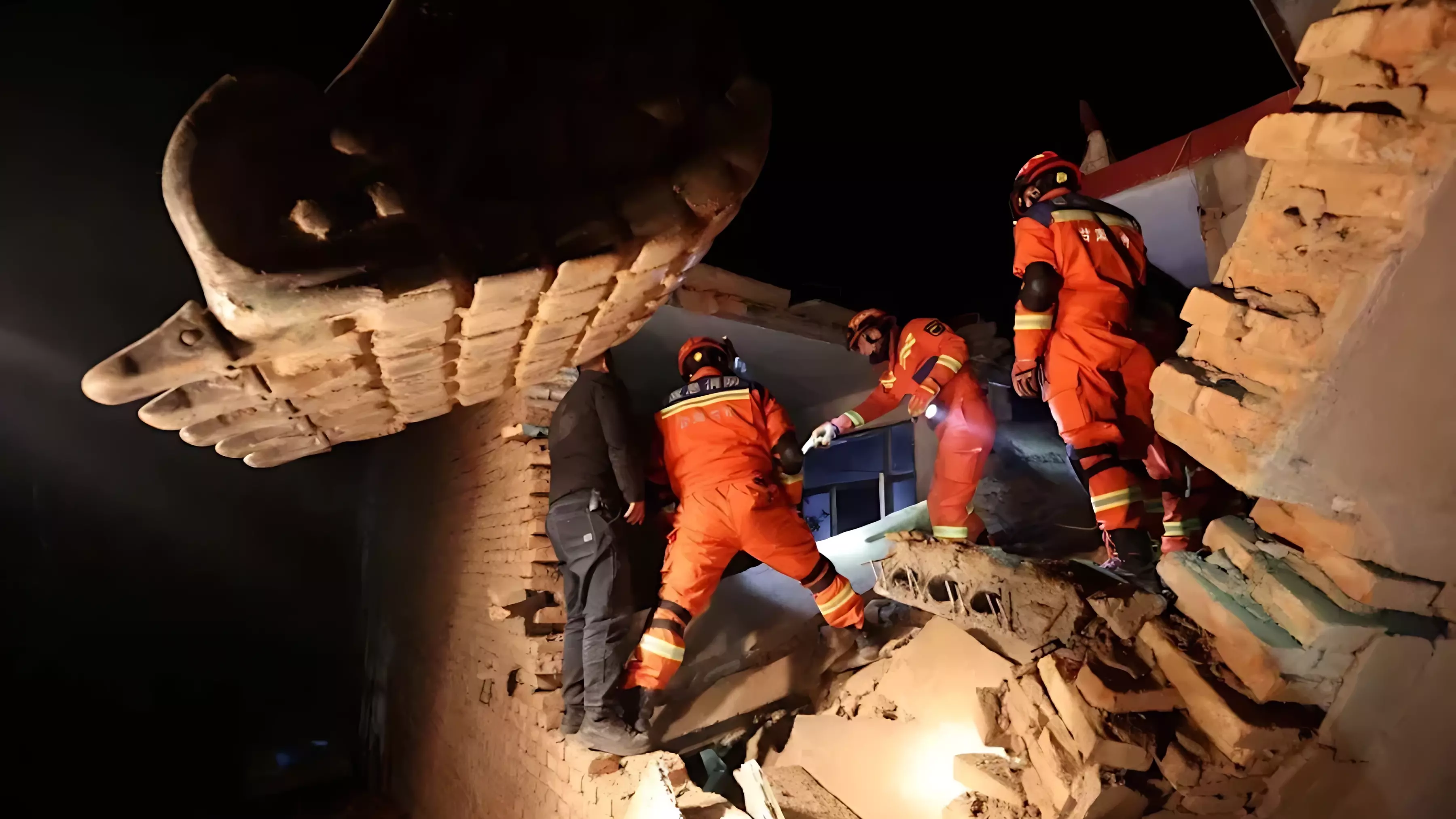 Спасатели ищут выживших в деревне Кангдиао после землетрясения