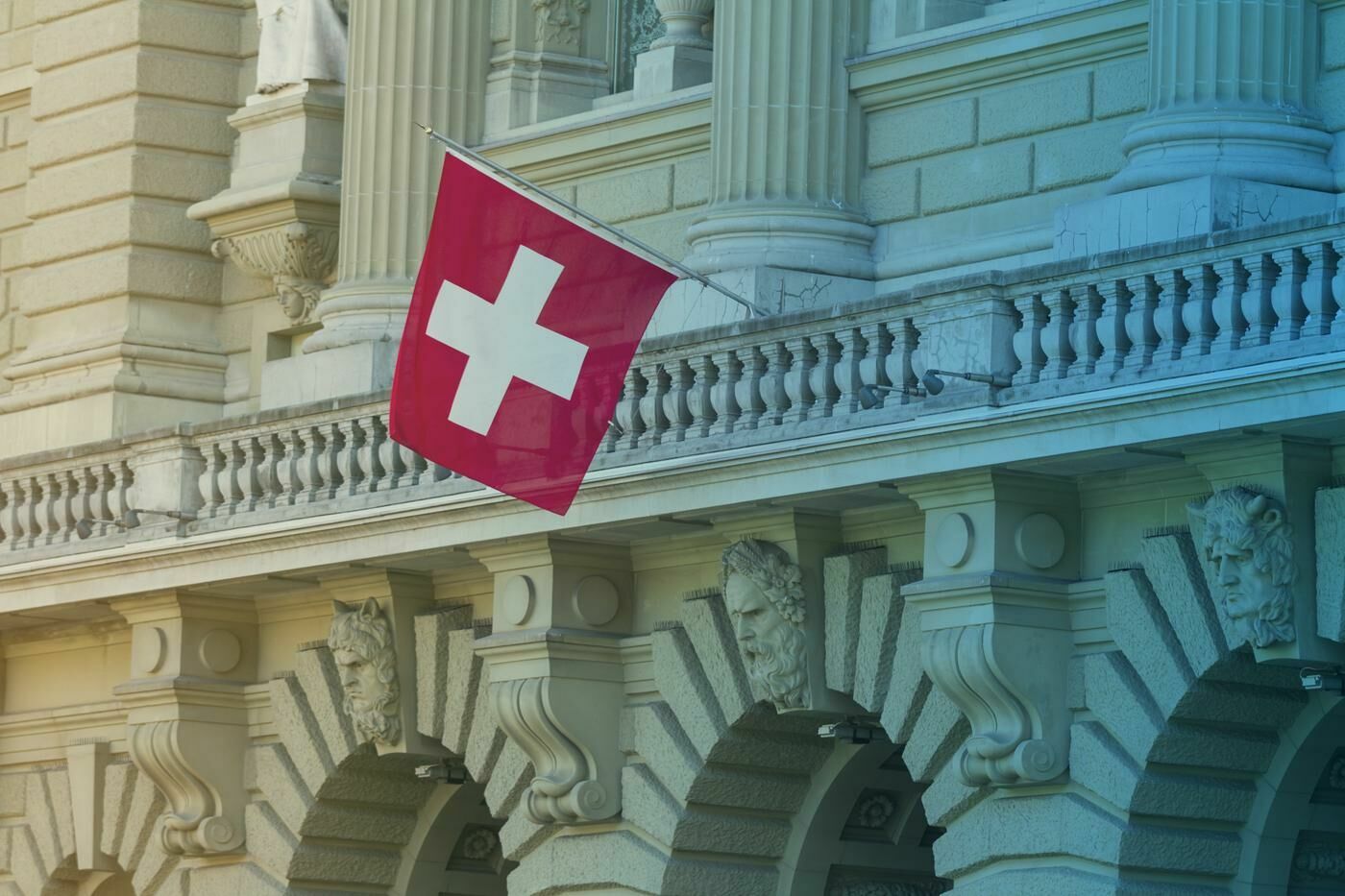 Швейцария заморозила $8 млрд российских активов