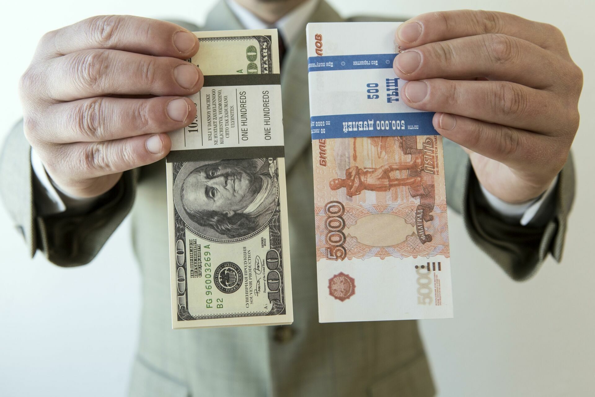 Курс доллара превысил 67 рублей впервые с августа 2016 года