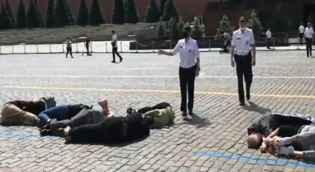 На Красной площади задержали активистов, выложивших своими телами цифры "2036"