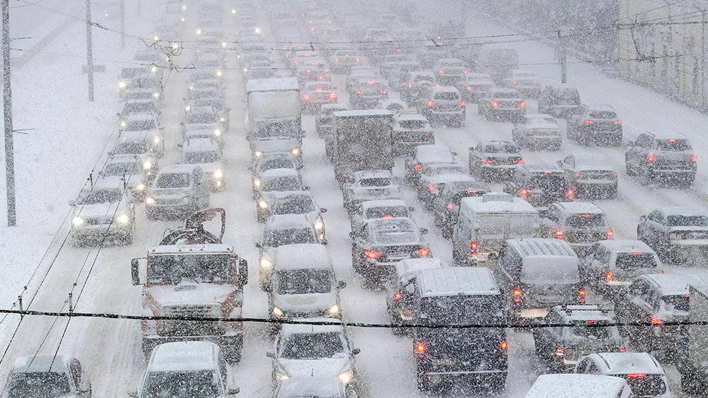 Снегопад в Москве спровоцировал пробки в 8 баллов