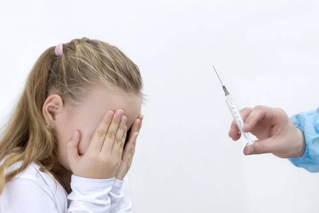Вакцинация против ковида: к детям предлагается применить презумпцию заразности