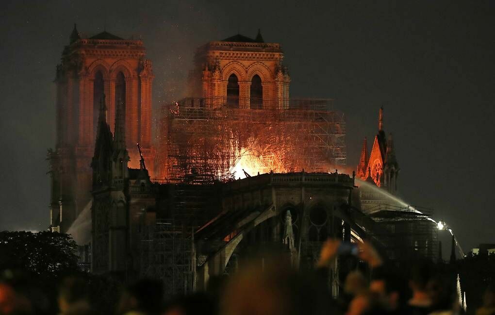 МВД Франции: пожар в соборе Парижской Богоматери до сих пор не потушен