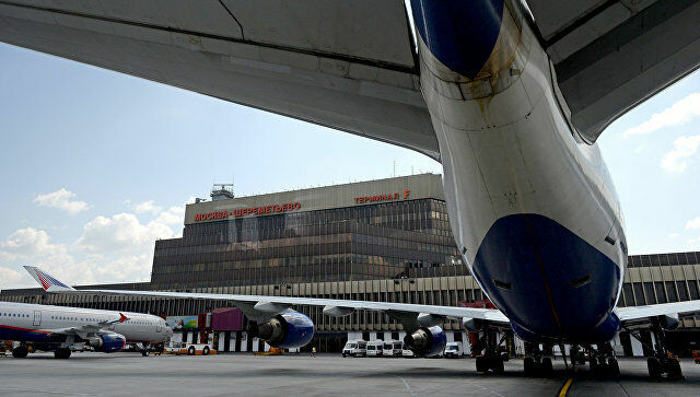 В Шереметьево Boeing едва не сбил рабочего на взлётной полосе