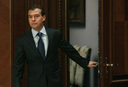 Визит Медведева в Китай начался с посещения русского воинского кладбища