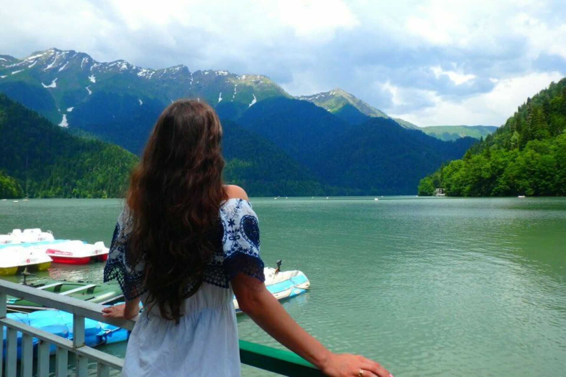 Опасно ли в абхазии. Абхазия Рица туристы. Абхазия озеро Рица туристы. Девушки у озера Рица в Абхазии.