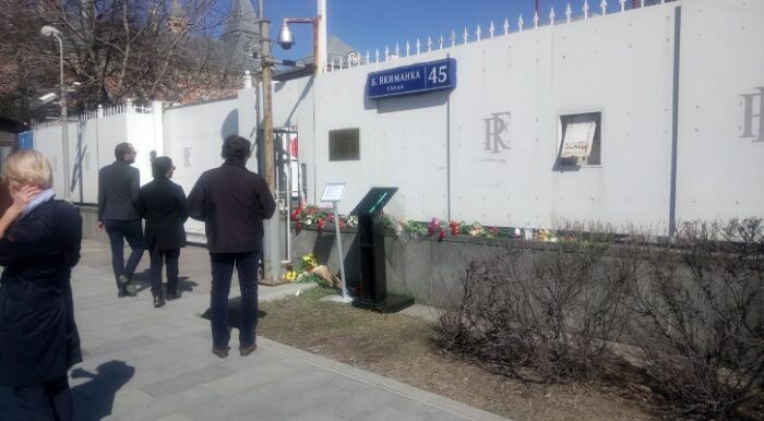 Москвичи несут цветы к посольству Франции