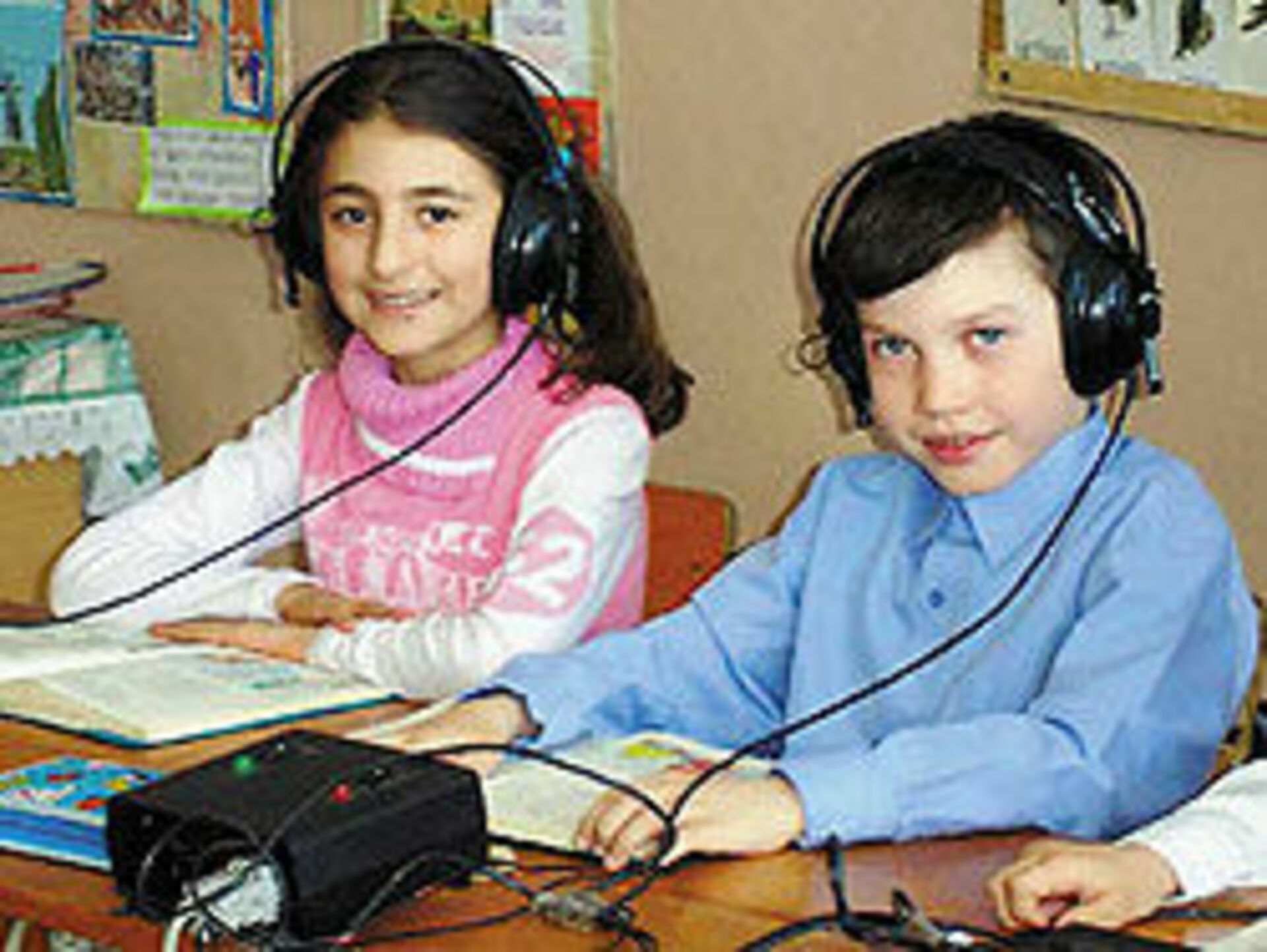 Слабослышащий рабочий. В Пятигорске в школе глухих и слабослышащих. Школа для слабослышащих Пятигорск. Пятигорская школа-интернат для глухих и слабослышащих. Школы для глухих и слабослышащих.