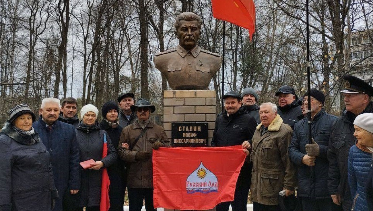 Памятник Сталину торжественно открыли в детском парке Кировской области (ВИДЕО)
