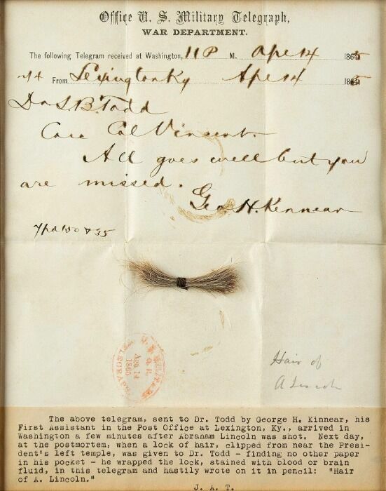 Окровавленная телеграмма и локон с головы Авраама Линкольна, которые будут выставлены на аукцион 12 сентября. Прядь волос была срезана после вскрытия тела Линкольна, умершего в результате смертельного ранения в Театре Форда в Вашингтоне в 1865 году.