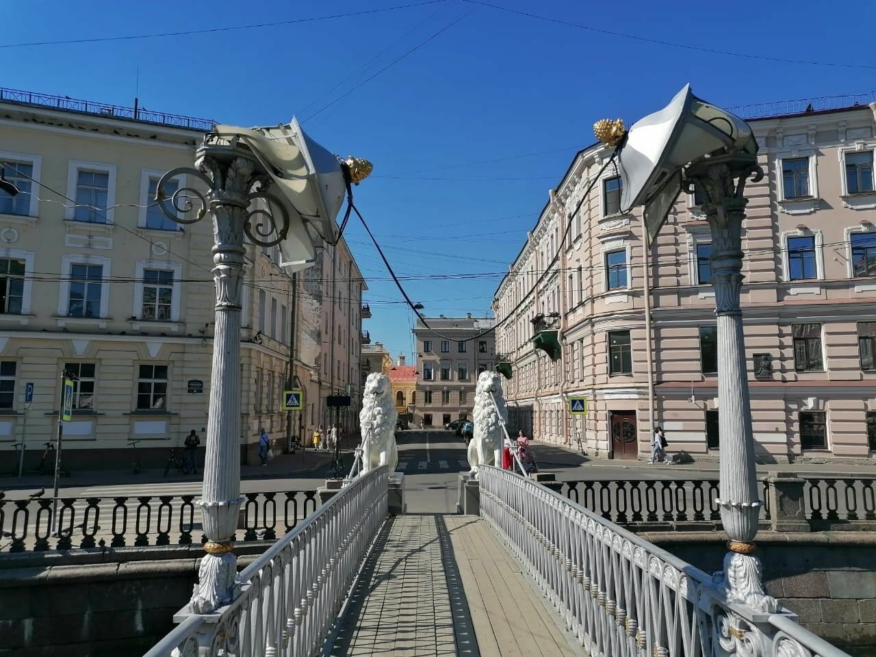 Вандалы испортили исторические фонари в центре Санкт-Петербурга