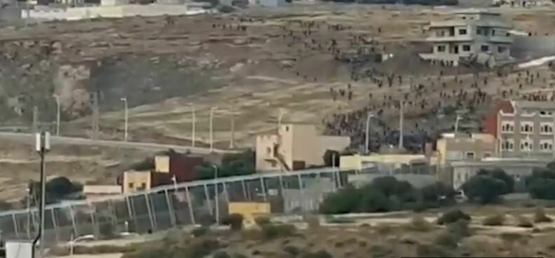 Нелегалы прорвались через забор на границе Испании с Марокко