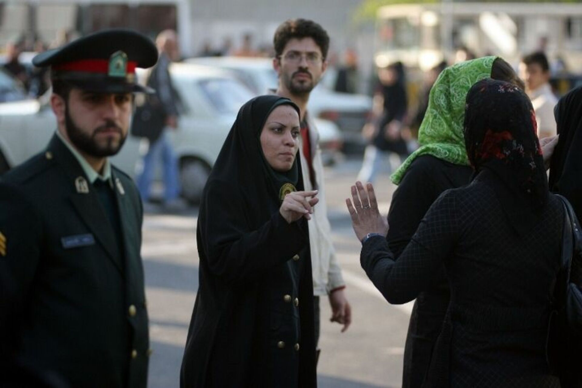 Иран мусульманская. Полиция нравов Иран. Назидательный патруль Иран. Полиция нравов в Тегеране. Шариатская полиция Иран.