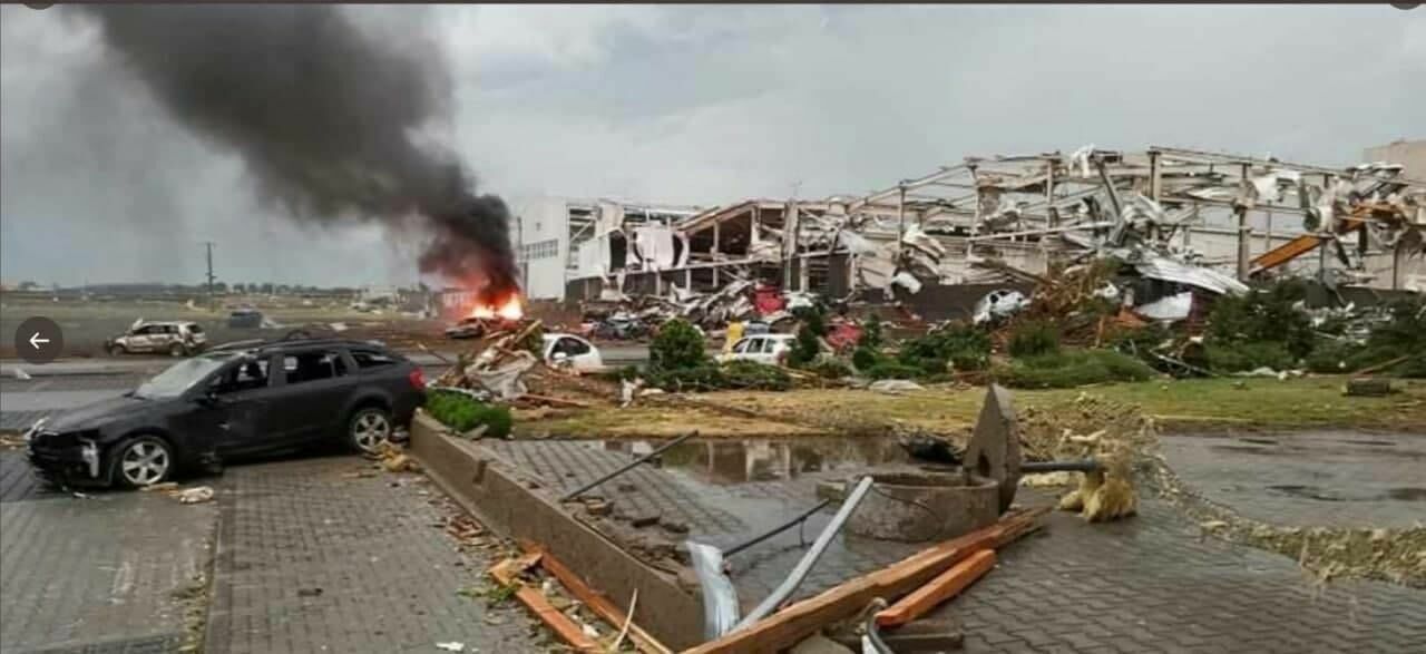 Видео дня: торнадо уничтожил четыре деревни и часть города в Чехии