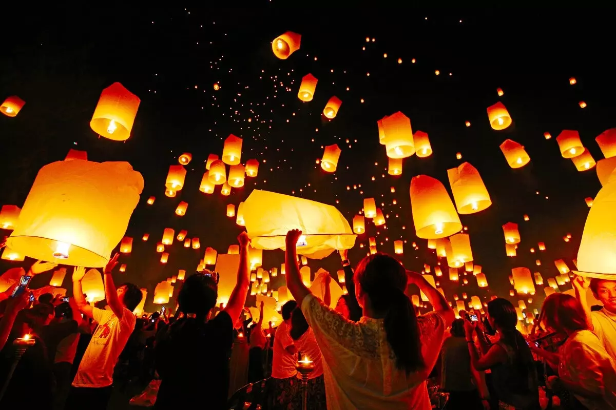 В последний день двухнедельных каникул китайцы устраивают фестиваль фонариков — запускают в небо тысячи разноцветных фонариков