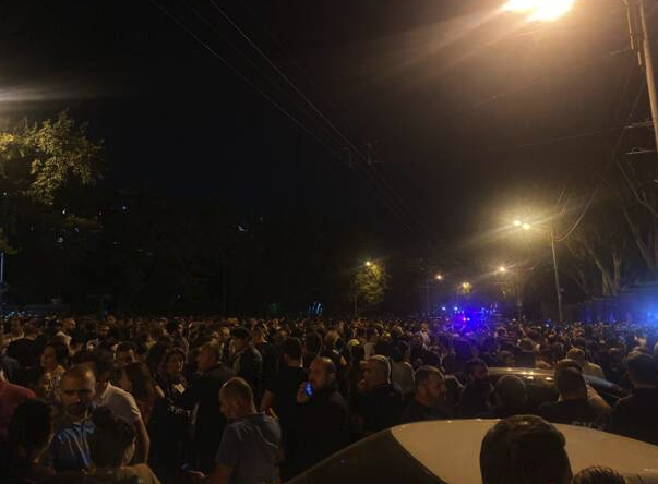 В Ереване демонстранты перекрыли центральный проспект, требуя отставки Пашиняна