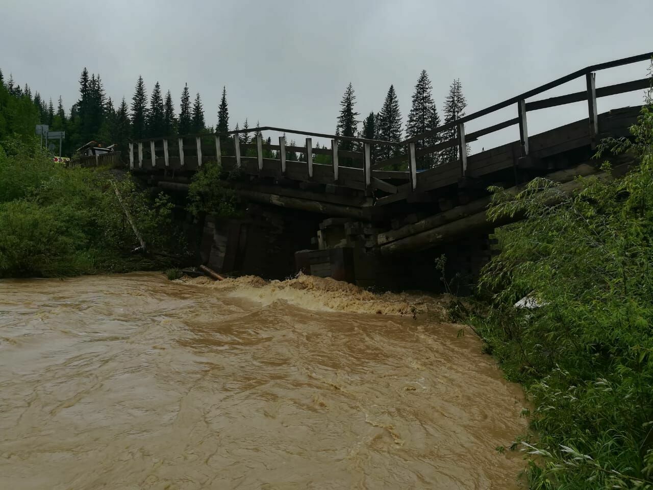 В Красноярском крае в результате затяжных дождей обрушился автомобильный мост