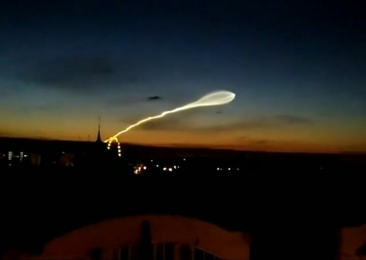 Странное небесное явление объяснили стартом ракеты