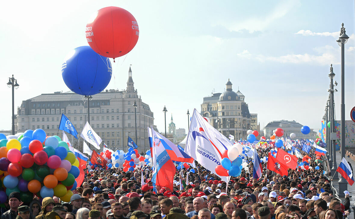 На Красной площади проходит первомайское профсоюзное шествие
