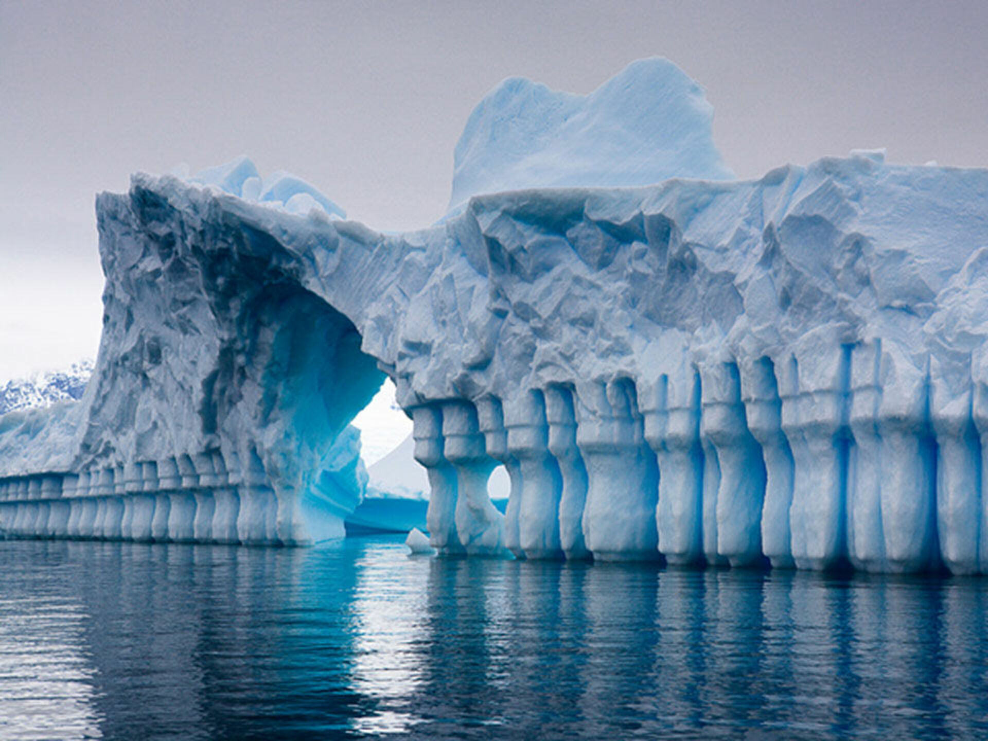 10 самых больших ледников. Ледник Плено в Антарктиде. Льды Антарктики. Ледник Плено – природный шедевр архитектуры в Антарктиде.. Антарктида (материк) айсберги.