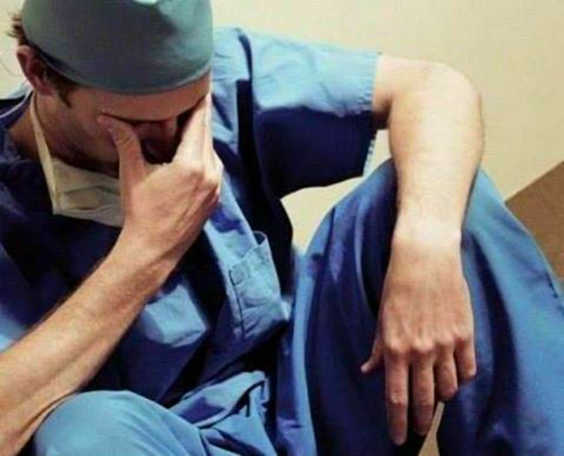 Из хирургов больницы делают "мальчиков по вызову" за 10  220 рублей в месяц