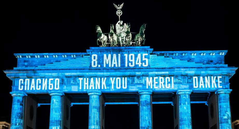 В центре Берлина высветили «спасибо» на четырех языках