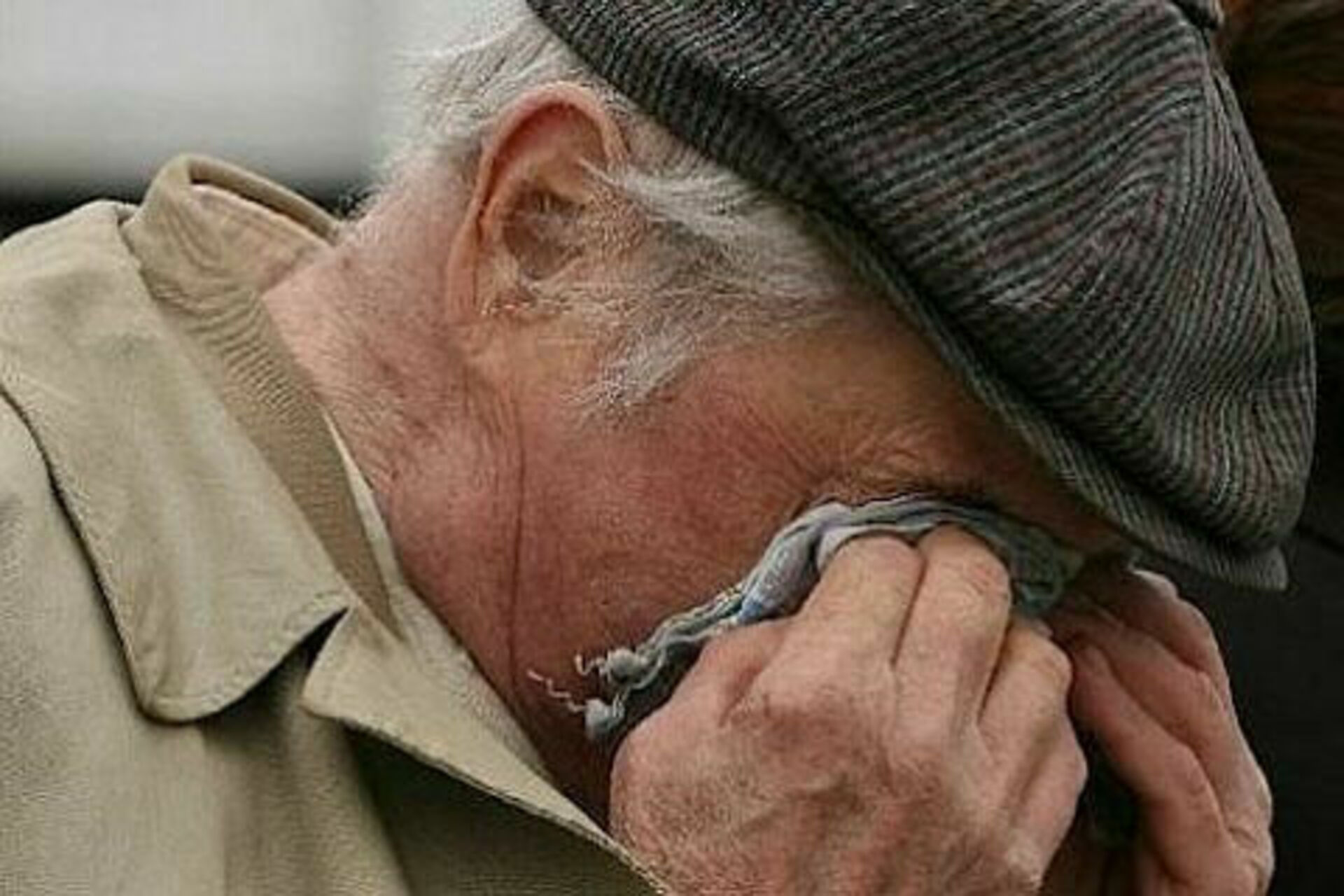 Пожилой вдовец. Старик плачет. Плачущий дед. Слезы Стариков.