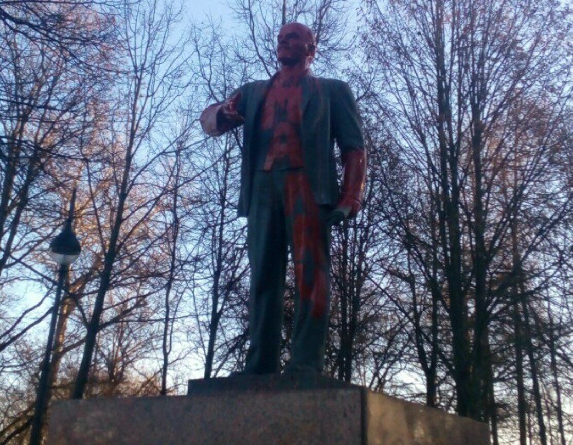 ФотКа дня: в Санкт-Петербурге появился "кровавый" Ленин