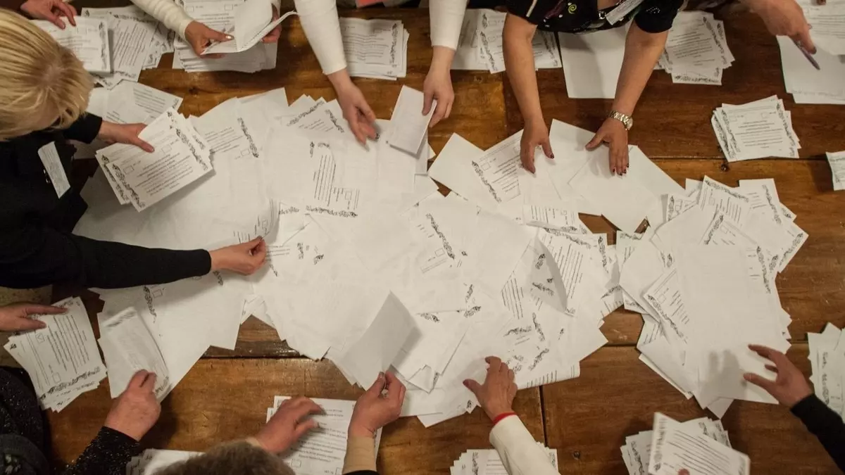 «Приди сам и приведи пятерых»: в регионах учителей обязывают голосовать как прикажут