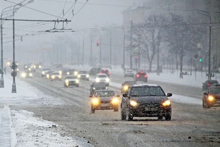Непогода стала причиной отмены авиарейсов, а также пробок на дорогах Москвы