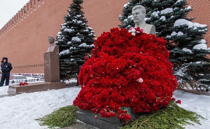 Гвоздики на могилу Сталина были закуплены оптом по 30 рублей штука