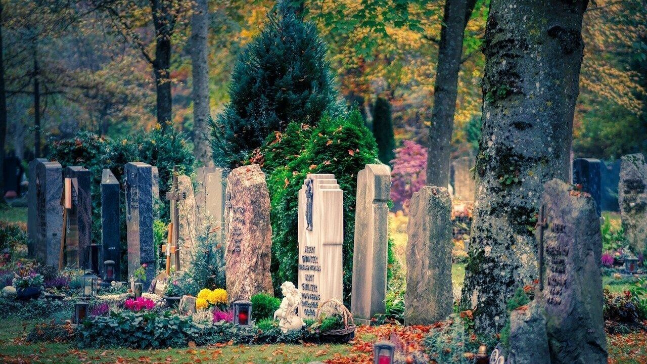 Не утонуть в справках и разрешениях: чего стоит поставить самодельное надгробие