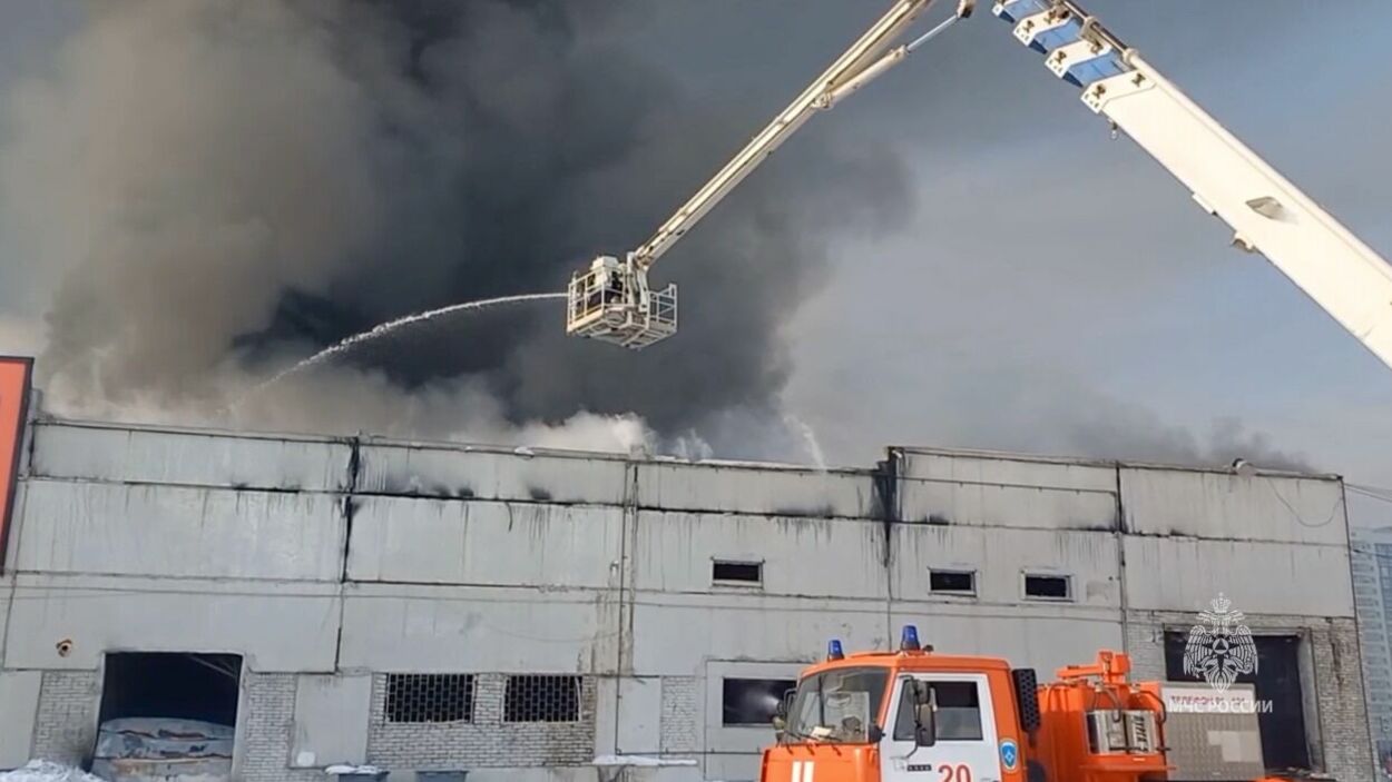 Площадь пожара на складе в Красноярске достигла 7 тысяч квадратных метров