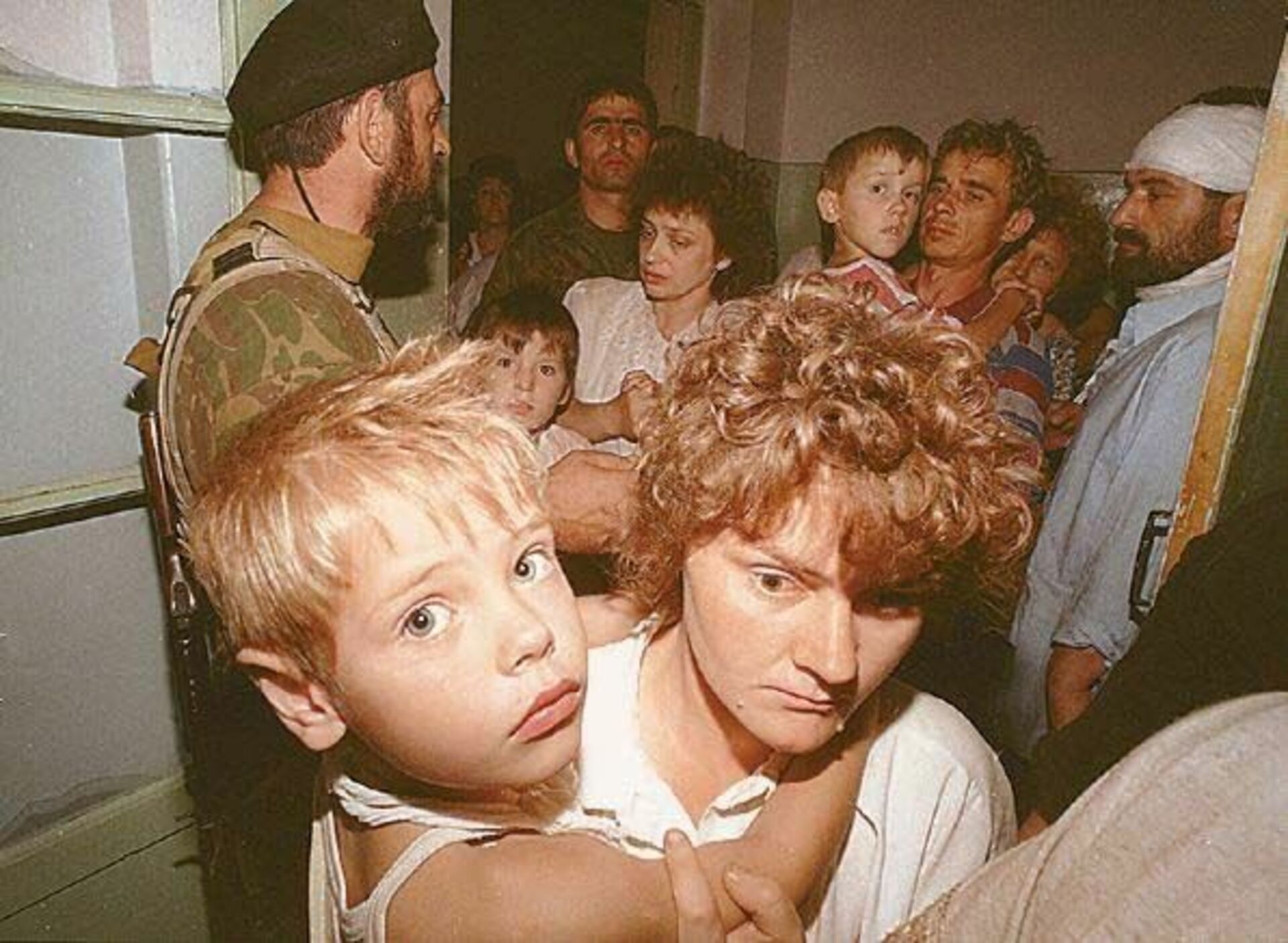 Захват заложников детей в автобусе. Буденновск захват заложников Басаевым. Захват заложников в Буденновске 1995.