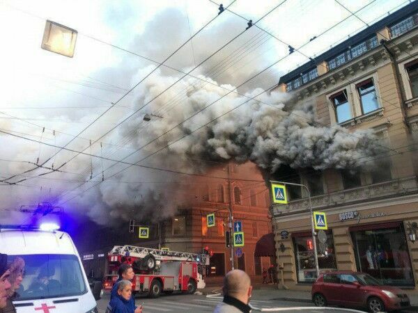 В центре Санкт-Петербурга горит галерея бутиков