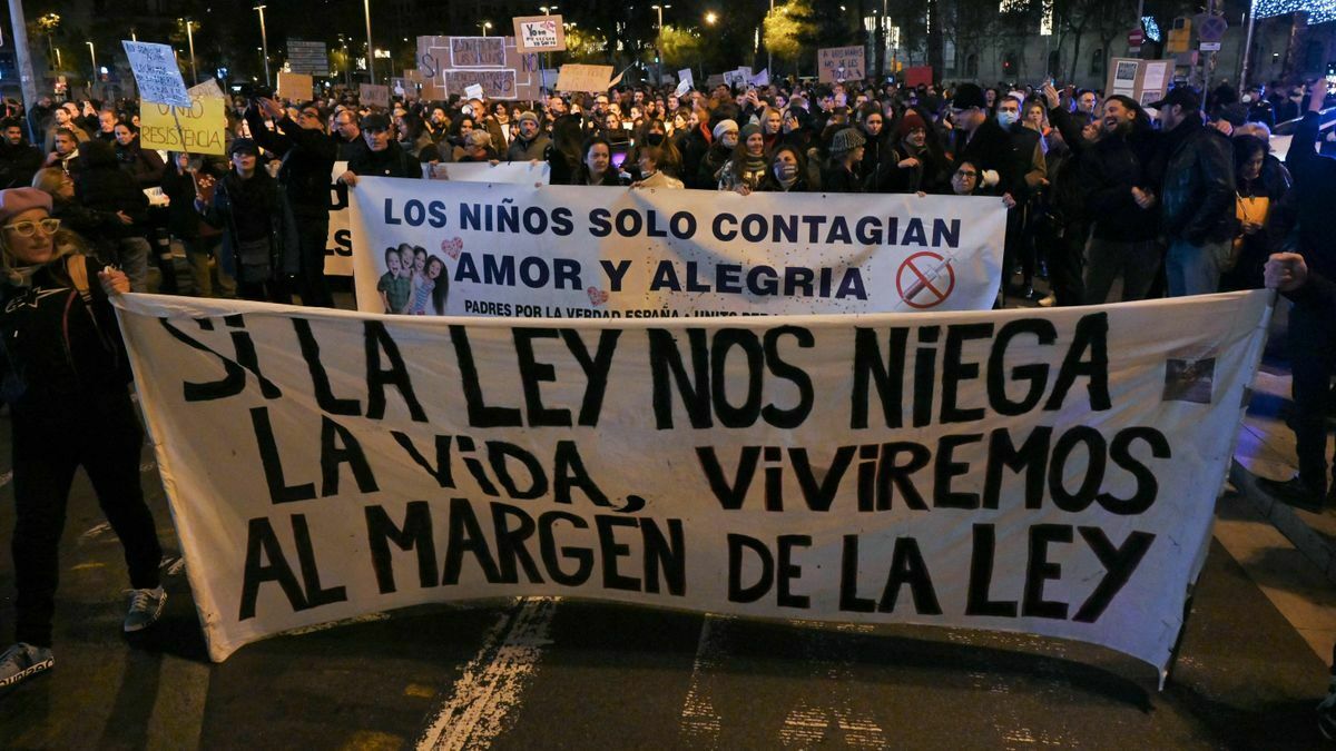 Тысячи людей в Испании вышли на протесты против ковид-паспортов