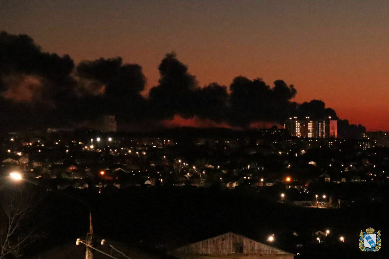 Рядом с курским аэродромом загорелся нефтенакопитель из-за атаки беспилотника